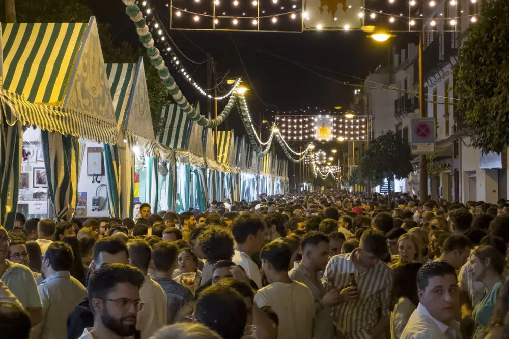 Una multitud en las calles de Sevilla con motivo de la Velá de Santa Ana. (Archivo EFE)