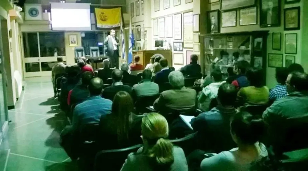 La sala de reuniones colmada en uno de los talleres desarrollados en la Asociación de Rematadores