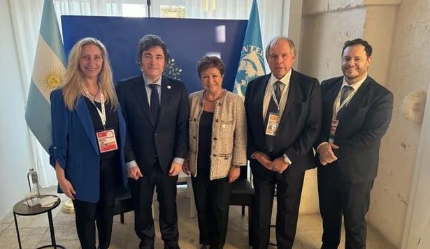 El presidente Javier Milei, la secretaria general de la Presidencia, Karina Milei y el embajador argentino en Estados Unidos, Gerardo Werthein, junto a Kristalina Georgieva, directora gerente del FMI&nbsp;