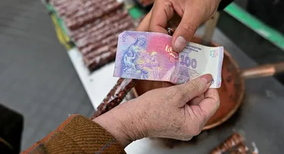 Cambio de dólares por pesos argentinos en el mercado negro (archivo)