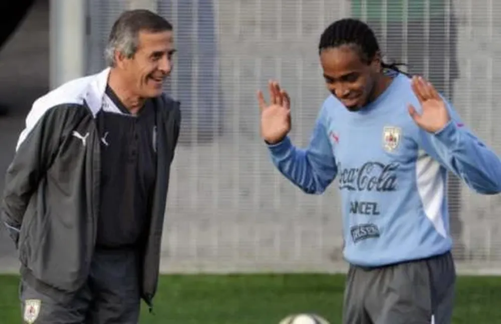 Tabárez y Palito Pereira en el entrenamiento de este lunes.