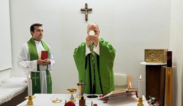 Vaticano compartió las primeras fotos del papa después de la operación de cáncer: el pontífice celebró misa en el hospital