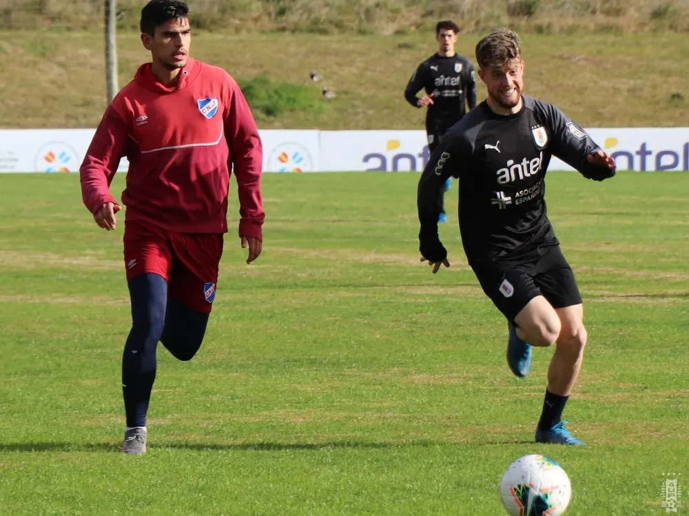Mateo Pereyra marca a Santiago Ramírez, ante la mirada de MArichal