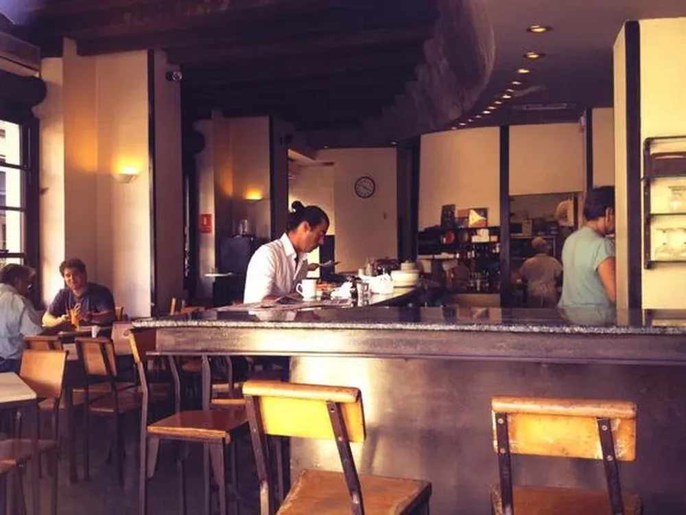 Alejandro Lembo espera en el Café Bacacay a los jugadores de Nacional que declaran en el juzgado