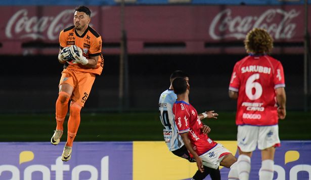 Renzo Bacchia descuelga un centro