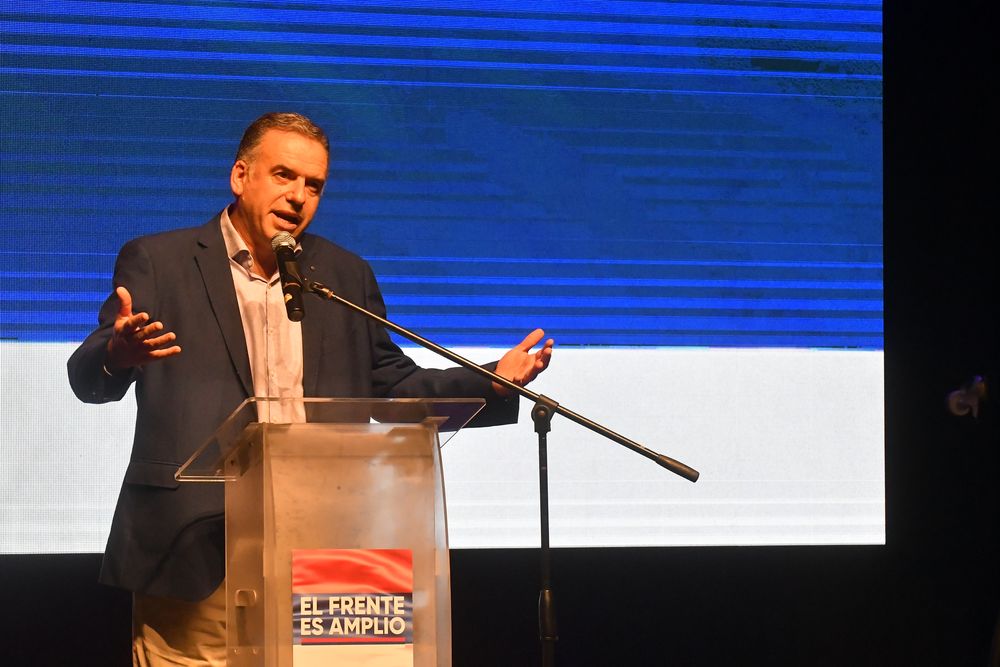 El candidato del Frente Amplio, Yamandú Orsi