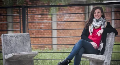 Sofía Orellano sentada en un mobiliario de Mento en el Liceo Nº61 Villa Cósmopolis, del Cerro