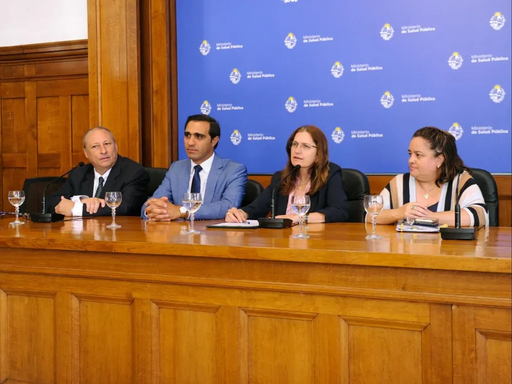 Conferencia de prensa tras el convenio: el presidente del Cudim, Pablo Duarte; el subsecretario de Salud Pública, José Luis Satdjian; la ministra Karina Rando; la directora general de Salud, Adriana Alfonso