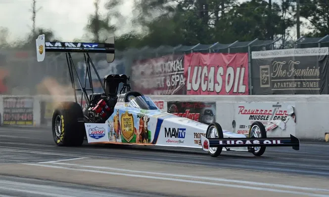 Camiones y dragsters en Rivera: fuerza, potencia, velocidad