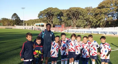 Torres con los niños tricolores