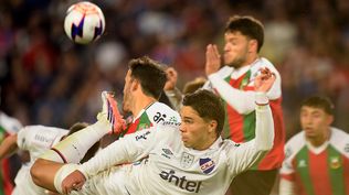 Camilo Mayada contra Tiziano Correa en el partido entre Nacional y Deportivo Maldonado