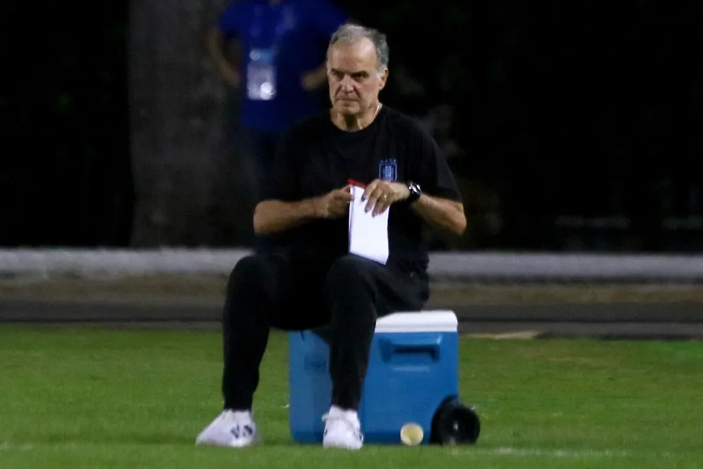 Marcelo Bielsa contra Chile, recibió su segunda amarilla