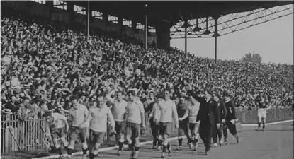 La gente tiraba sombreros a la cancha para saludar a los celestes cuando daban la vuelta olímpica en los Juegos de 1924