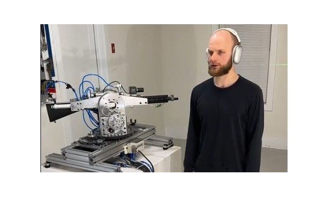 Creó una ametralladora que se puede controlar con ChatGPT y OpenAI le bajó la cuenta