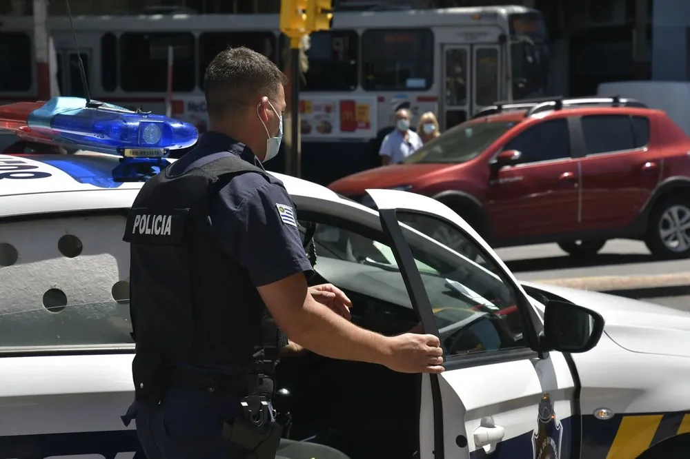 El policía tiró dos balazos de escopeta con munición no letal al aire luego de que golpearan su coche policial con una botella