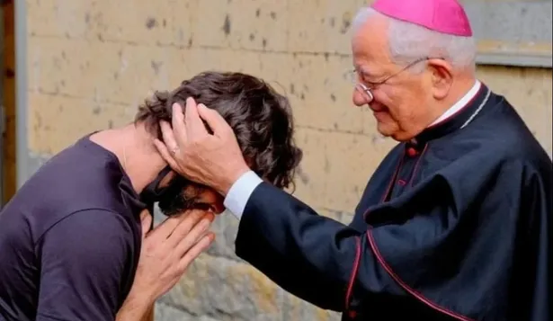 El cura se despide de la iglesia