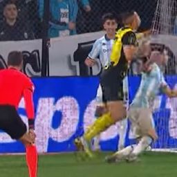El penal que pitó Wilmar Roldán de Emanuel Gularte de Peñarol sobre Maravilla Martínez de Racing por Copa Libertadores