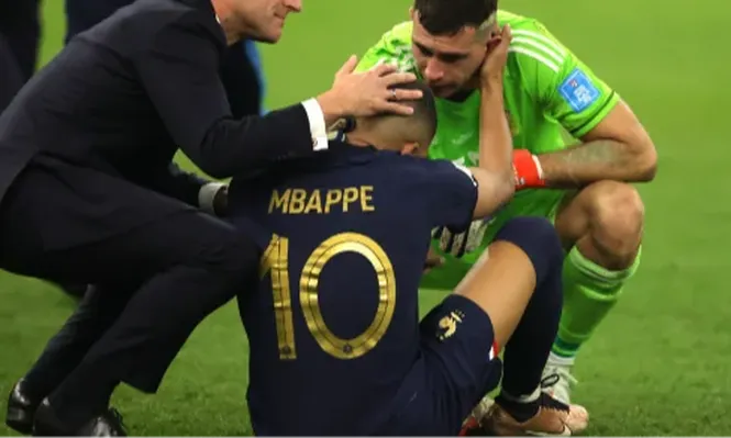 En la final, el arquero argentino y el presidente de Francia consolando al jugador Mbappé