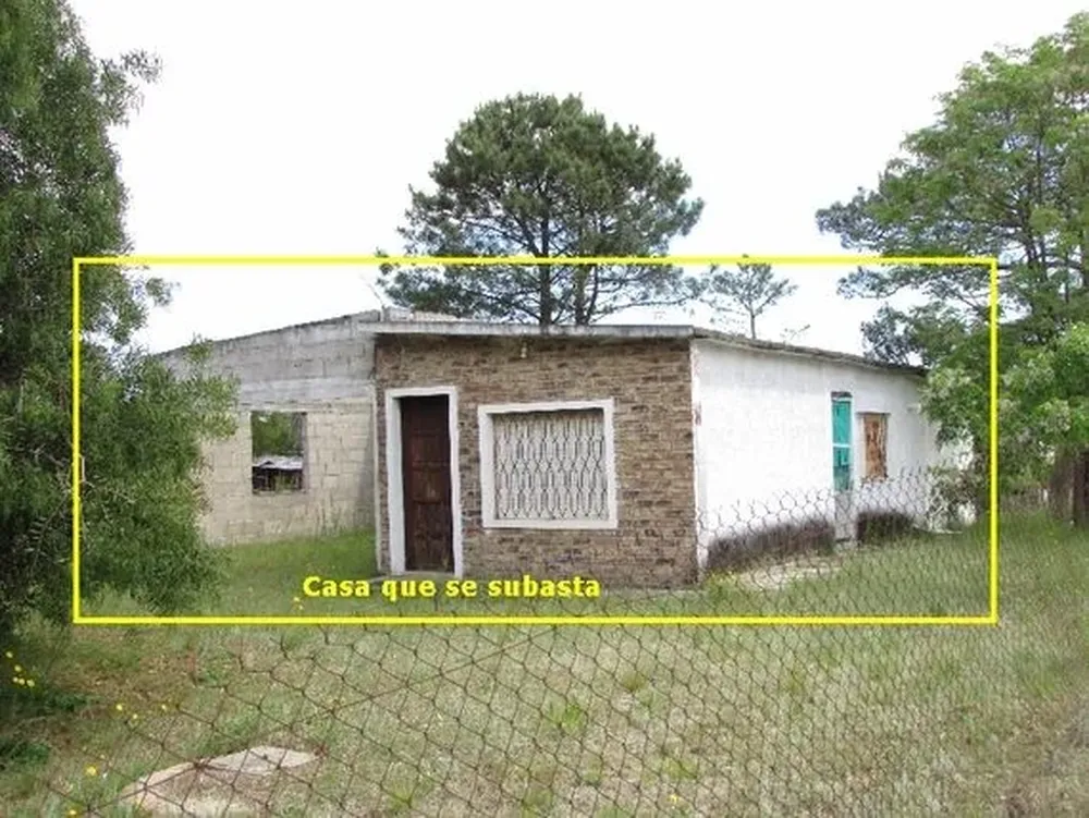 Fachada del terreno con construcción que subastará Assad