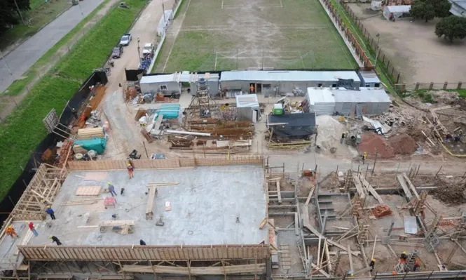 La construcción obstruye la única vía de acceso a las torres