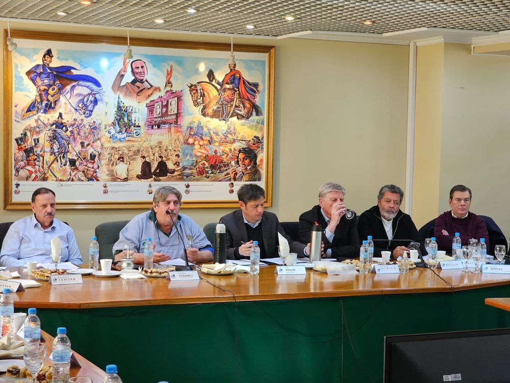 Kicillof junto a referentes del peronismo en SMATA.