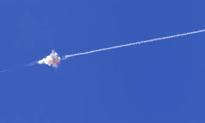 Gaza- Proyectil disparado desde Gaza sobre Sderot, en el sur de Israel, es interceptado por el sistema antimisiles israelí