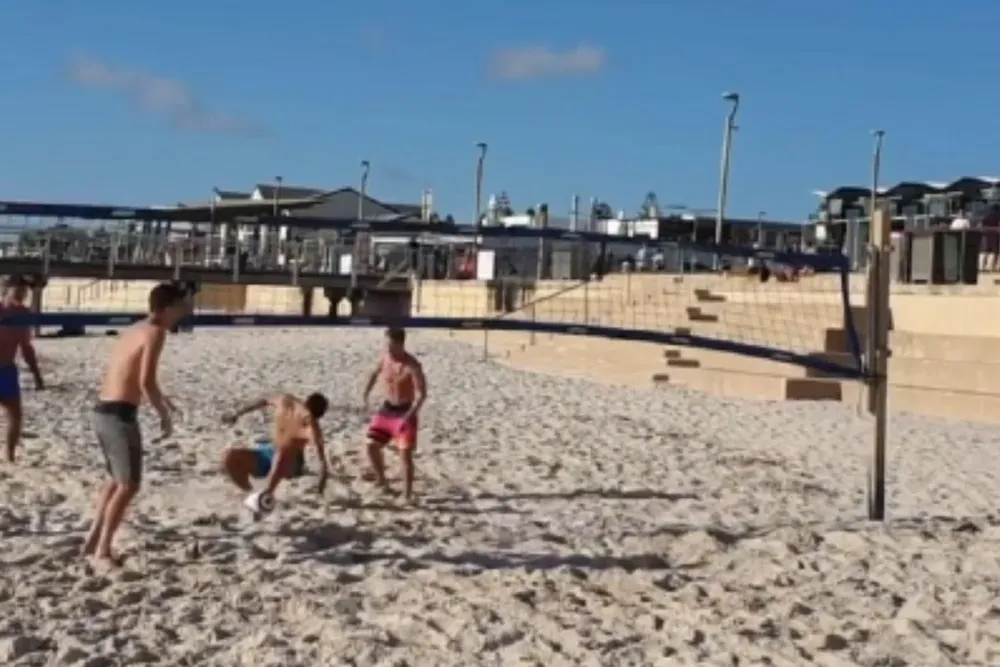 Novak Djokovic jugando con sus amigos al futvoley en la playa en Melbourne, Australia