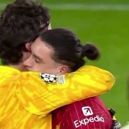 Alisson abrazó a Darwin Núñez luego del triunfo de Liverpool ante Paris Saint-Germain por la Champions League