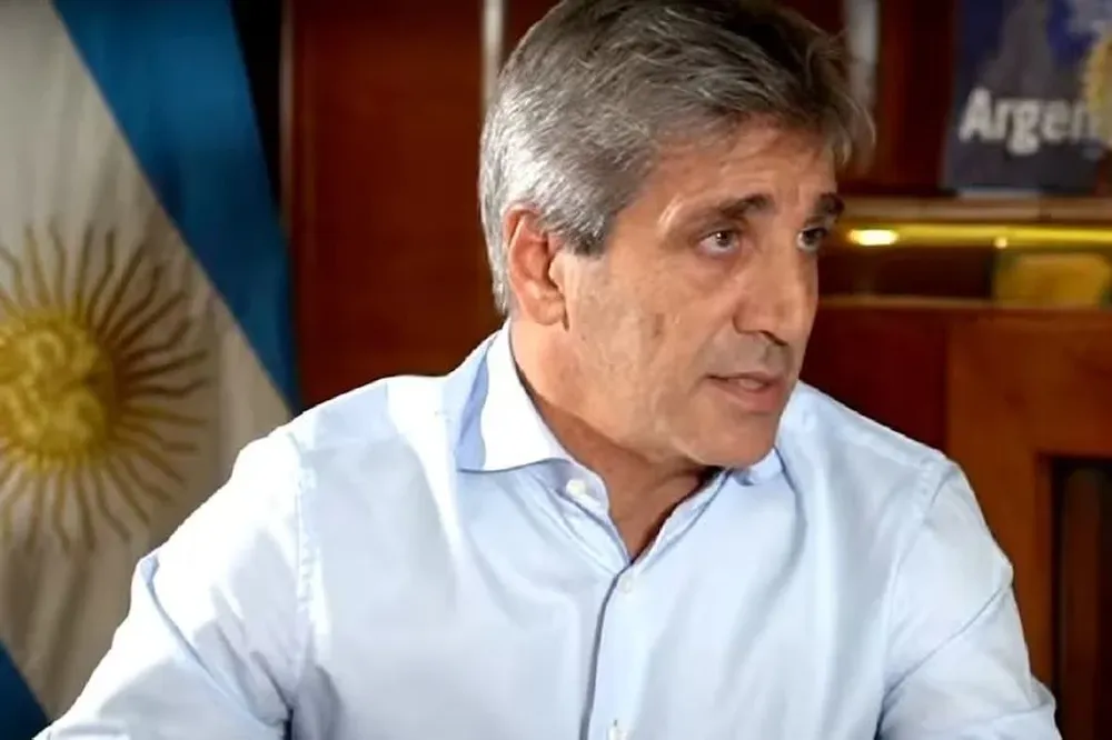 El ministro de Economía Luis Toto Caputo volvió a cargar contra las empresas de medicina prepaga