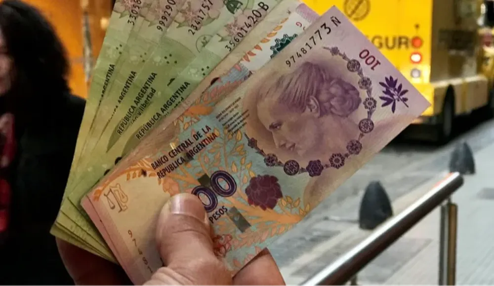 El Gobierno no descarta emitir billetes de $20.000 y $50.000 para paliar la crisis