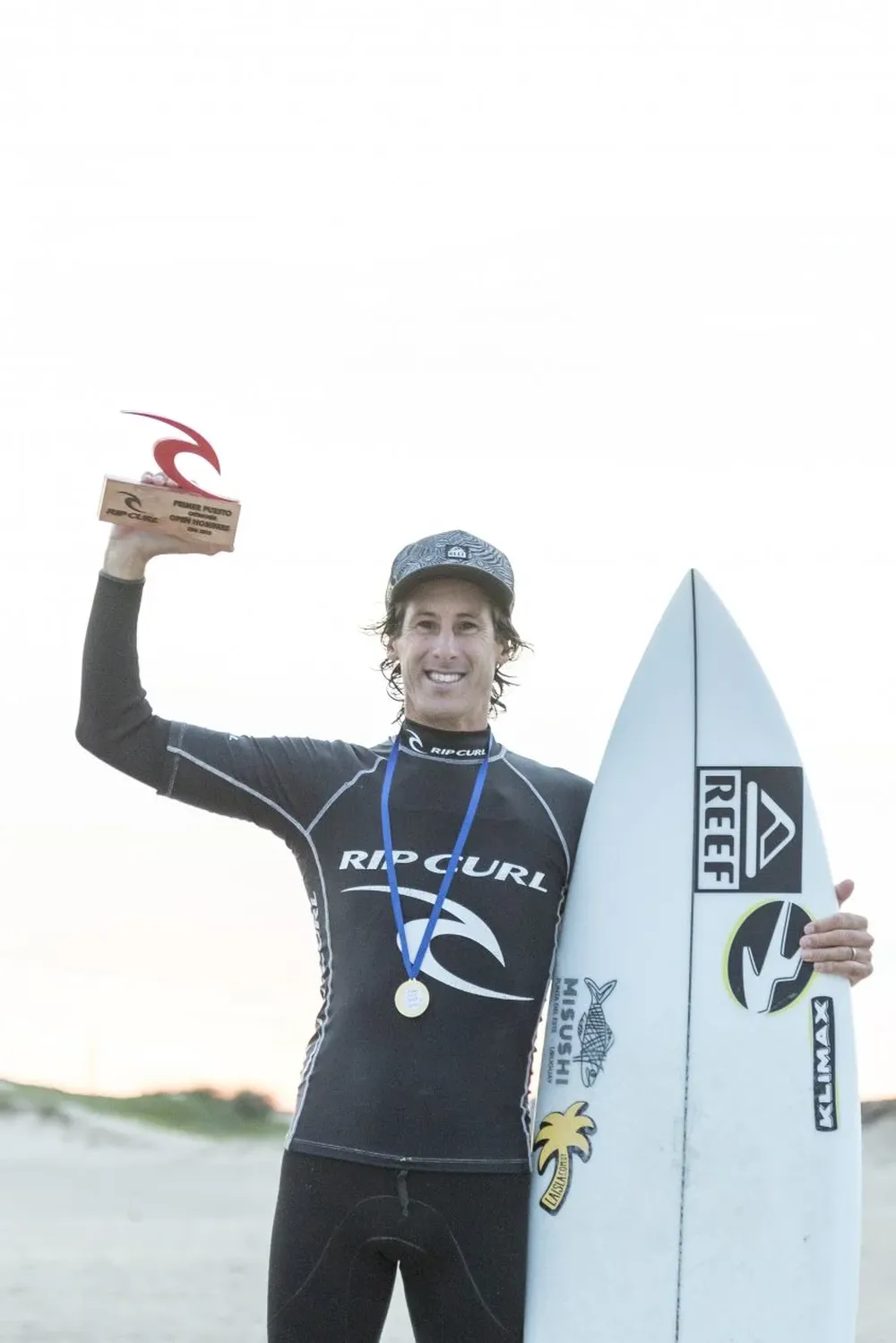 Luisma Iturria con su trofeo