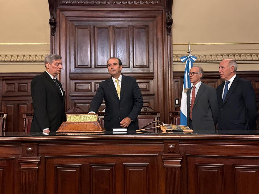 Horacio Rosatti, Carlos Rosenkrantz y Ricardo Lorenzetti, junto al nuevo miembro de la Corte Suprema, Manuel García Mansilla.