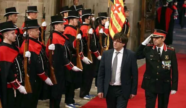 Carles Puigdemont saluda a los Mossos d´Esquadra