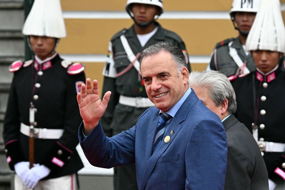 El presidente uruguayo Yamandú Orsi al llegar a la asunción de Rodrigo Paz en Bolivia