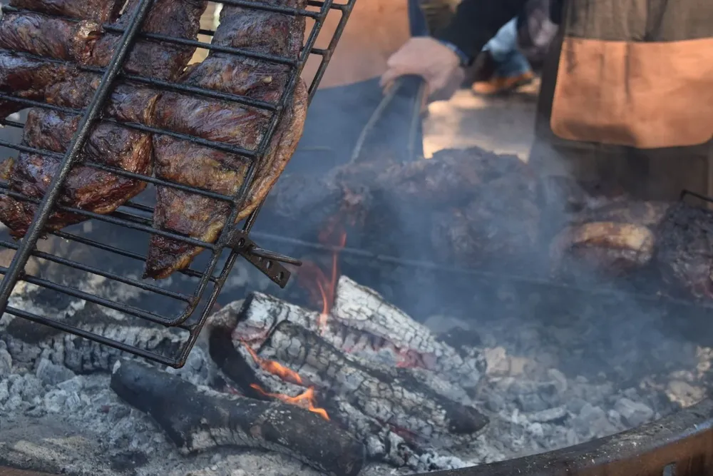 Demostración de asado de carnes Angus.