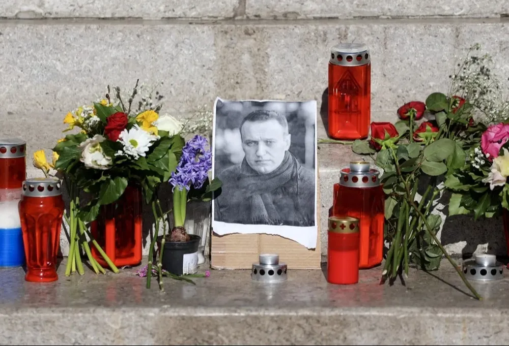 Velas y flores en un memorial de Zagreb, la capital de Croacia. En muchísimas ciudades del mundo aparecieron homenajes espontáneos en repudio a la muerte de Alexei Navalni sucedida el viernes en una prisión rusa.