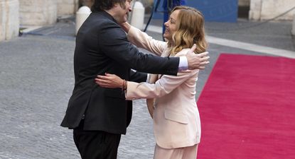 Giorgia Meloni recibe al presidente argentino Javier Milei en el Palacio Chigi. EFE