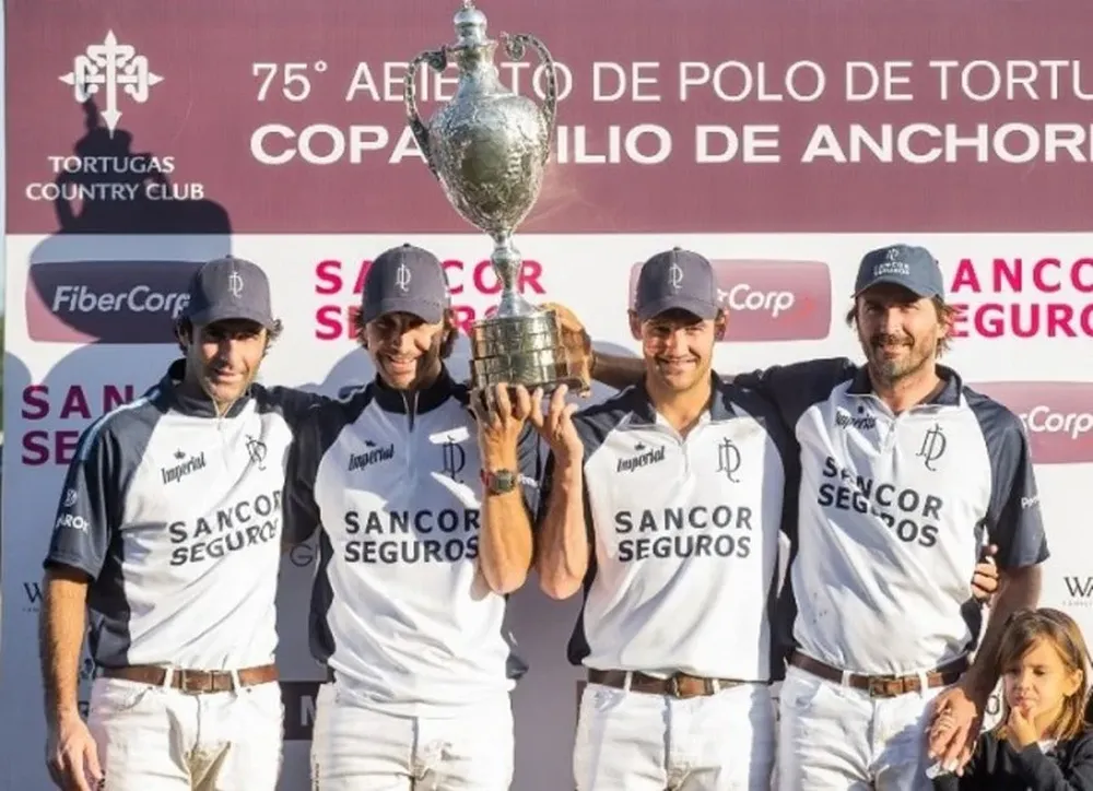 Pelón Stirling en el podio al lado de Cambiaso y levantando la copa