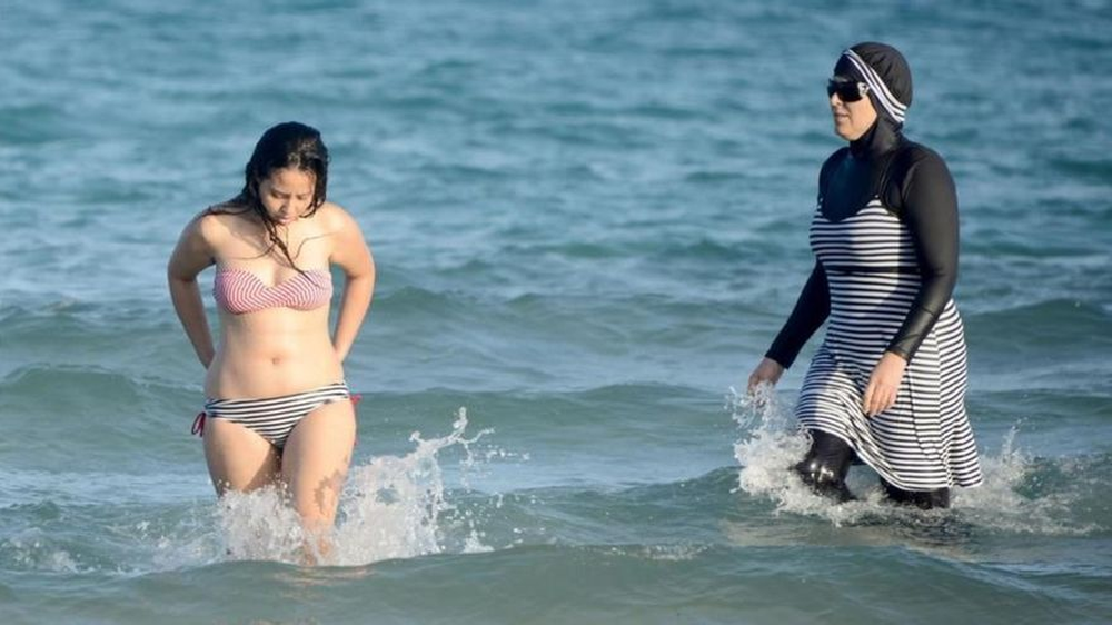 Una mujer musulmana vistiendo una `burkini ´en una playa.