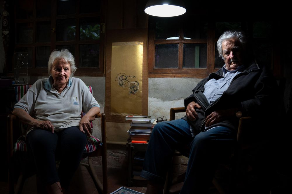 Mujica, en su casa en las afueras de Montevideo, junto a su esposa Lucía Topolansky.