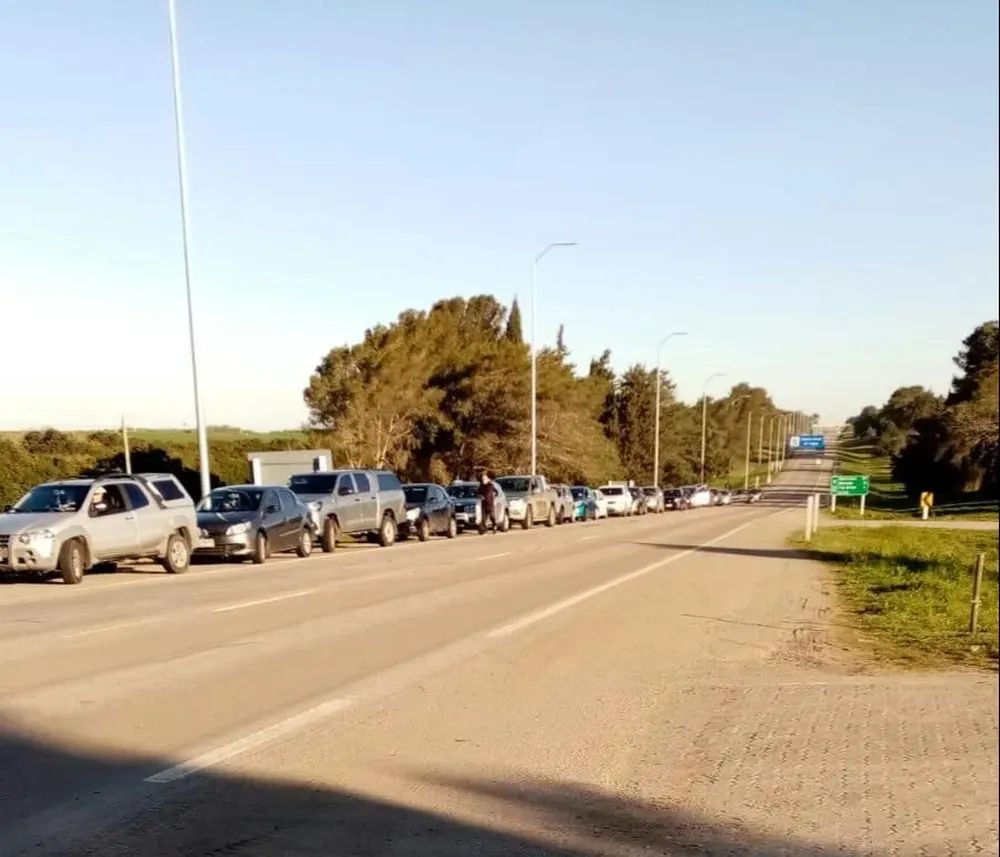 En los puestos fronterizos suelen formarse largas colas para cruzar a Argentina.