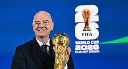 Infantino con el trofeo de la Copa Mundial de la FIFA