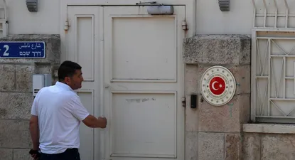 Un empleado del consulado turco se para en la puerta de las oficinas en Jerusalén, Israel