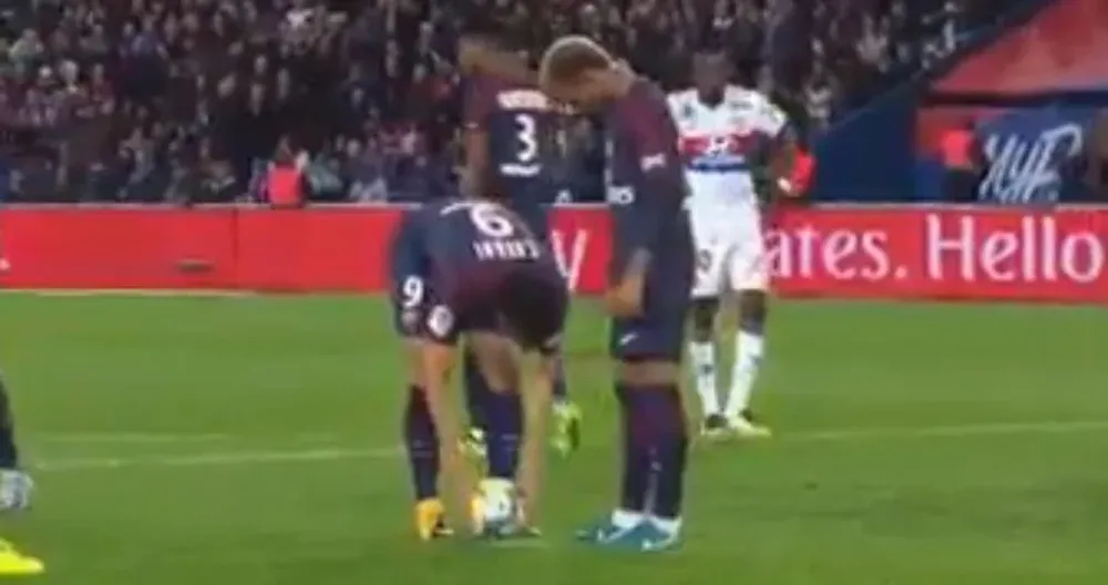 Cavani se prepara y Neymar le pide el penal