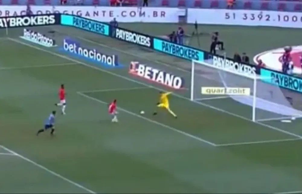 El gol en contra que recibió Internacional de Porto Alegre en el clásico ante Gremio