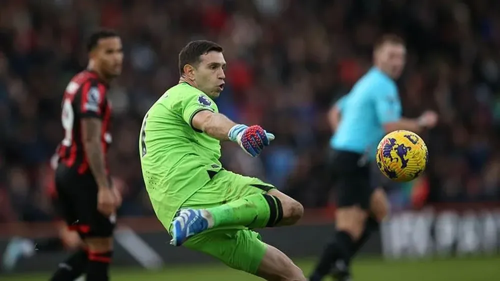 Las dos atajadas imposibles del Dibu: con el pecho y la entrepierna