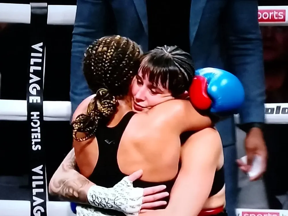 Chris Namus se abraza a la británica Natasha Jones, quien la superó desde el principio