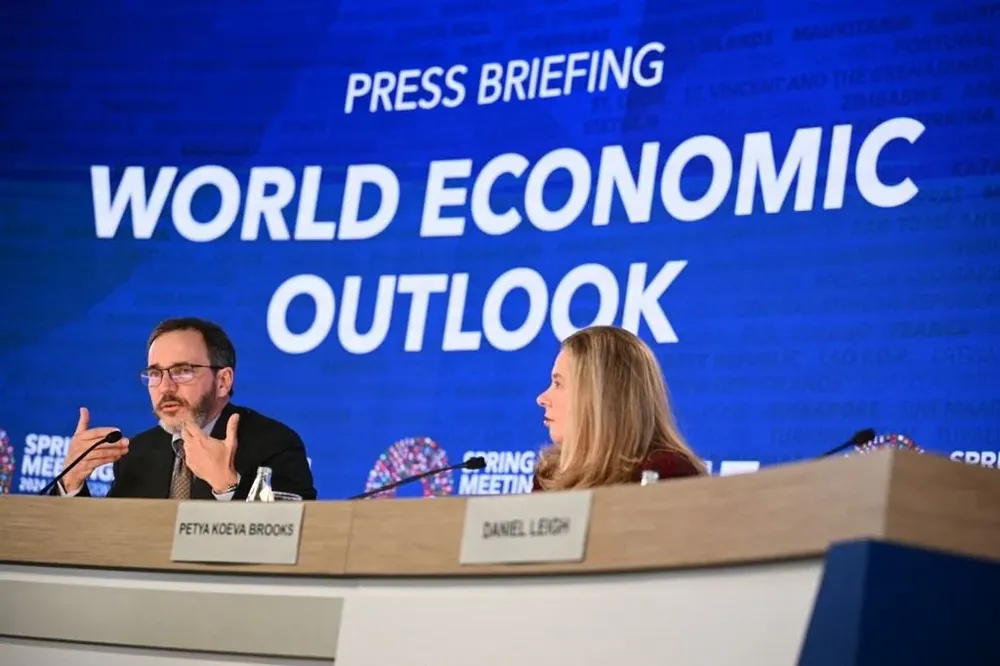 El economista jefe del FMI Pierre-Olivier Gourinchas y la subdirectora del Departamento de Investigación del FMIPetya Koeva Brooks en la presentación del informe sobre la economía mundial en Washington