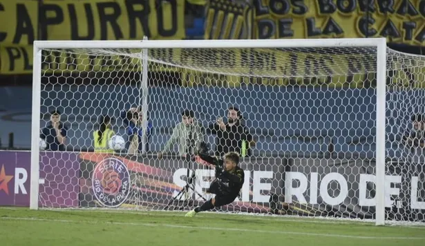 El penal que Thiago Cardozo le atajó a Gastón Pereiro