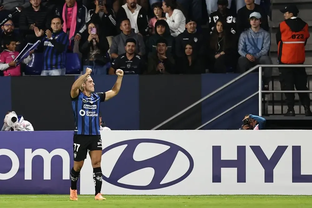 Claudio Spinelle celebra su gol ante River Plate. Claudio Spinelle celebra su gol ante River Plate.